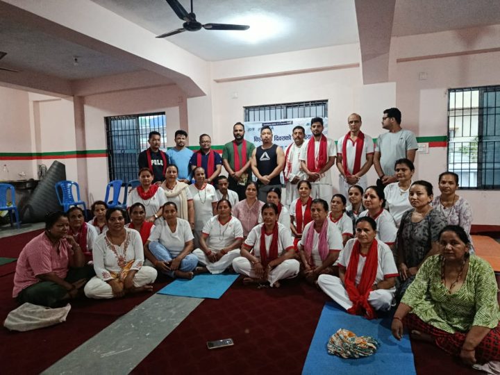 विश्व योग दिवसको अवसरमा योग अभ्यास तथा सम्मान कार्यक्रम सम्पन्न, योग प्रशिक्षक चेतन उप्रेती सम्मानित