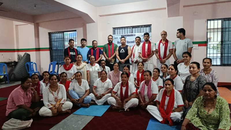 विश्व योग दिवसको अवसरमा योग अभ्यास तथा सम्मान कार्यक्रम सम्पन्न, योग प्रशिक्षक चेतन उप्रेती सम्मानित