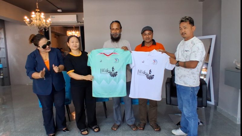 ग्रामीण प्रेस क्लबलाई इलिकाको खेलकुद सहयोग: १६ थान फुटबल जर्सी हस्तान्तरण